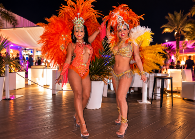 Bailarinas de samba bajo luces neón