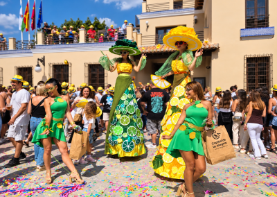 Carnaval cítrico en la plaza mediterránea