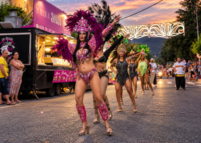 Desfile de carnaval al atardecer
