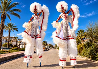 Desfile de fantasía en zancos frente al mar