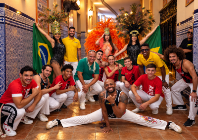Grupo de carnaval en pasillo azulejado
