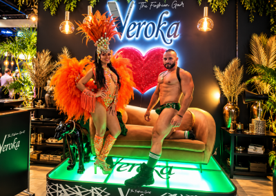Photocall glamuroso con neón y corazón rojo
